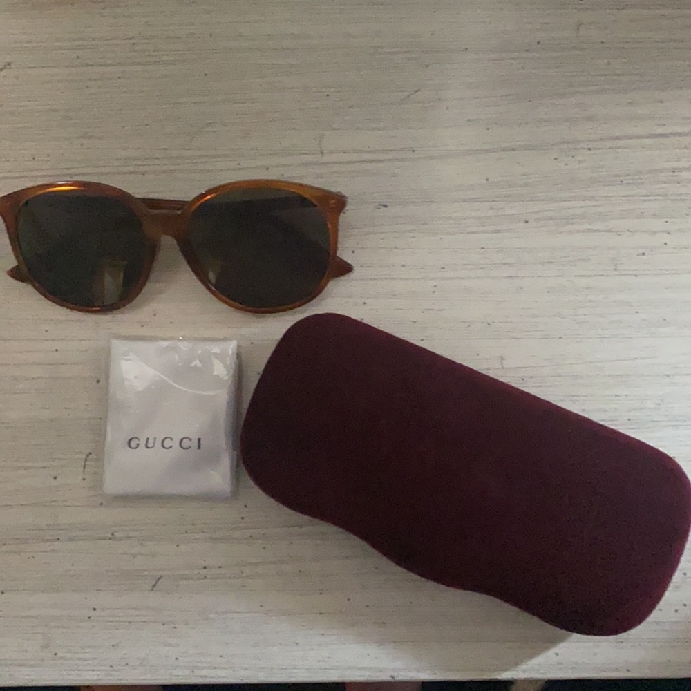 New Never Worn Gucci Sunglasses w/ case and cloth